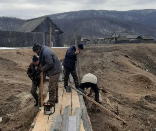Не дождались помощи Маншеева: жители села в Бурятии сами починили муниципальный мост